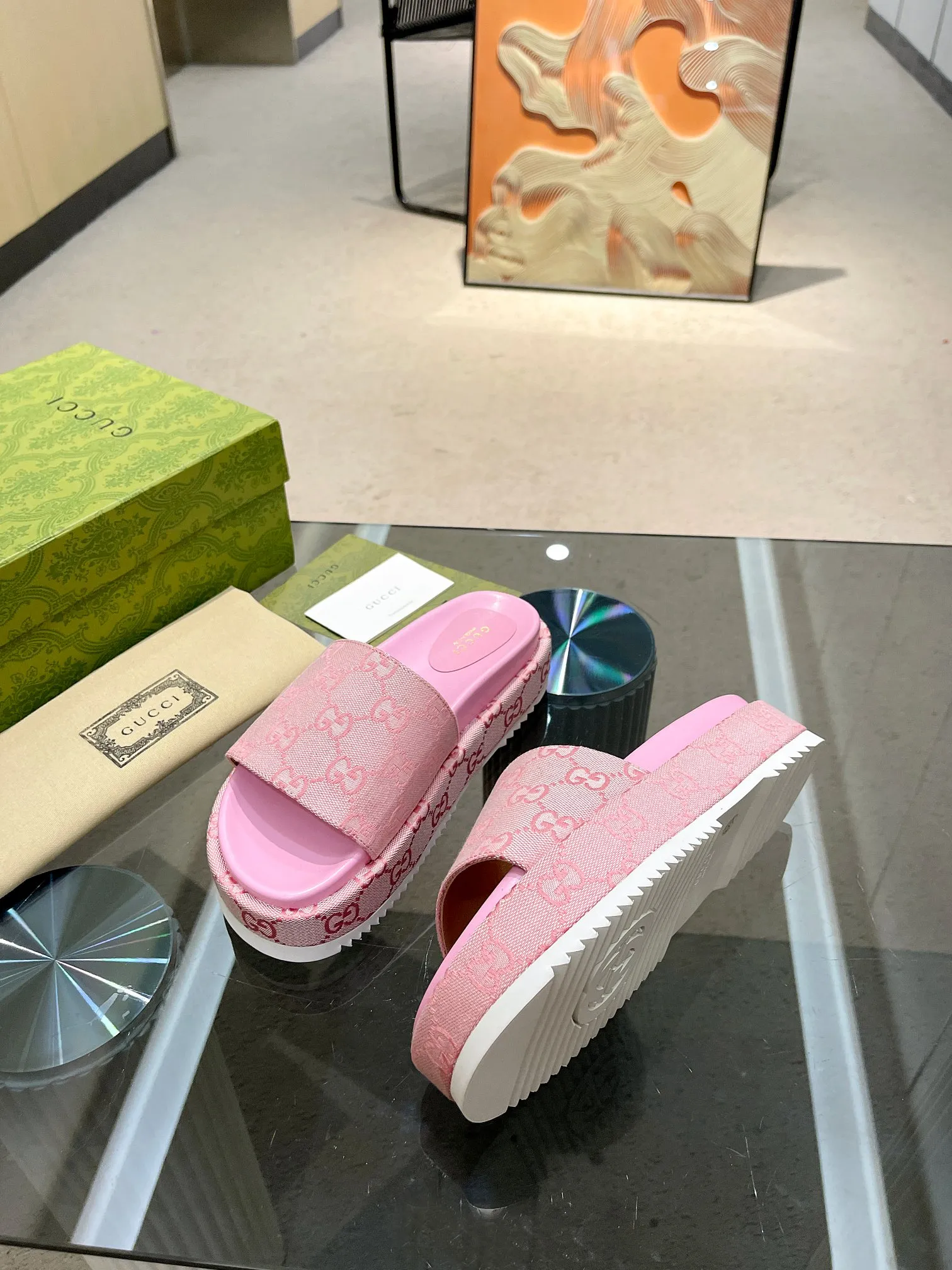 👟👟Ex-factory price 400👟👟 Shipped throughout the year, 200 colors] Gucci’s latest limited edition thick-soled slippers. Top quality for sale. Purchase genuine product for development. The material and workmanship are consistent with the original. Upper: original special printing process. Lining: dyed sheepskin. Outsole: Italian private model outsole. Size: 35-43M standard size. 41, 42, 43 are also customized and cannot be returned. Sole thickness: 5.5cm. Forefoot 4cm.
